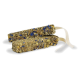Zwei Kräuterkaustangen für Haustiere, bedeckt mit getrockneten Blumen und Kräutern, mit einer weißen Stoffschlaufe zum Aufhängen.