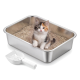 Calico-Kätzchen sitzt in einer Katzentoilette aus Edelstahl, gefüllt mit Katzenstreu, daneben eine weiße Plastikschaufel.