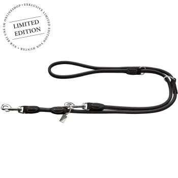 Schwarze Leder-Hundeleine mit silberner Hardware und weißen Nähten, beschriftet mit "LIMITED EDITION" in der oberen linken Ecke.