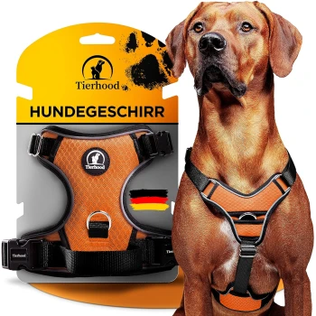 Schwarzes Hundegeschirr, das auf einer gelb-schwarzen Verpackung mit der Aufschrift "Tierhood Hundegeschirr" präsentiert wird, mit einer deutschen Flagge.