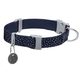 Confluence™ Halsband navy M Navy-blaues Hundehalsband mit weißem Sprenkel-Design, mit einer silbernen Schnalle und einem Metallschild mit einer Hundegrafik.