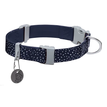 Navy-blaues Hundehalsband mit weißem Sprenkel-Design, mit einer silbernen Schnalle und einem Metallschild mit einer Hundegrafik.