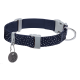 Navy-blaues Hundehalsband mit weißem Sprenkel-Design, mit einer silbernen Schnalle und einem Metallschild mit einer Hundegrafik.