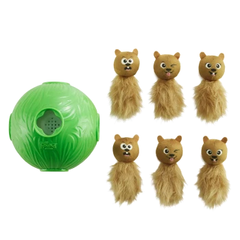 Eine grüne interaktive Spielzeugkugel mit strukturierter Oberfläche, begleitet von sechs Plüsch-Eichhörnchen-Spielzeugen mit verschiedenen Gesichtsausdrücken und pelzigen Schwänzen.