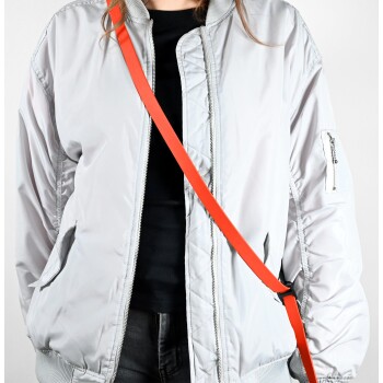 Eine Nahaufnahme eines beigen Biothane-Haustierhalsbands mit Wassertropfen, das Text hervorhebt, der seine wasserdichten, robusten, veganen und leicht zu reinigenden Eigenschaften beschreibt.