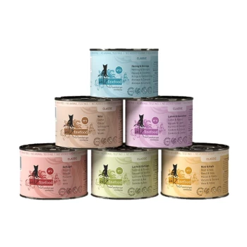 Nassfutter Katze Classic Adult 6x200 g Multipack 1 Stapel von sechs Dosen Katzenfutter von "finefood", mit Geschmacksrichtungen wie Hering & Garnelen, Wild und Lamm & Kaninchen.