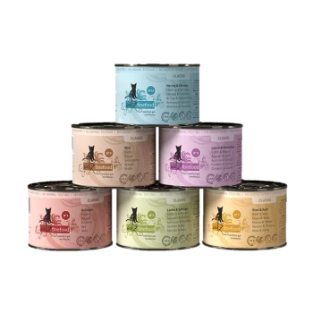 Stapel von sechs Dosen Katzenfutter von "finefood", mit Geschmacksrichtungen wie Hering & Garnelen, Wild und Lamm & Kaninchen.