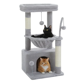 Ein grauer Kratzbaum mit zwei Katzen: einer schwarzen Katze, die auf einer Hängematte liegt, und einer orangefarbenen Katze, die in einem würfelförmigen Versteck sitzt.