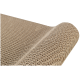 Gros plan d'un tapis à gratter pour chat texturé et beige avec un design en nid d'abeille, idéal pour le grattage et le jeu félin.