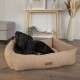 Ein gemütliches Hundebett in neutralem Beige mit einem Lederetikett, auf dem "Scruli's" steht, mit einem schwarzen Hund, der bequem darin ruht.