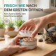 Katze schnuppert an geöffneter Dose Haustierfutter, die von einer Person gehalten wird, mit deutschen Kundenbewertungen und Qualitäts-Icons überlagert.
