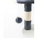 Eine Nahaufnahme eines Katzenbaums mit einem plüschigen grauen und weißen Design, mit einem hängenden grauen Pom-Pom-Spielzeug, das mit einem Band befestigt ist.