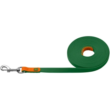 Grüne Hundeleine mit einem orangefarbenen Griff, mit einem Metallclip zur Befestigung, ordentlich auf einem weißen Hintergrund aufgerollt.