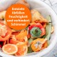 Kompostbehälter gefüllt mit bunten Obst- und Gemüseresten, mit einem orangefarbenen Kreis, der sagt: "Entzieht Abfällen Feuchtigkeit und verhindert Schimmel."