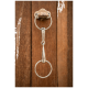 Ein glänzender silberner Haustierleinenhaken, der an einer Holzwand befestigt ist, mit zwei runden Ringen und eingraviert mit "EQUINWARE."