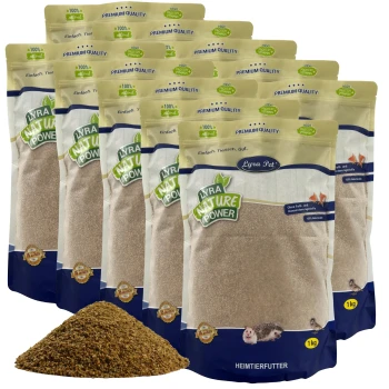 Pakete von Lyra Pet Nature Power Premium-Haustierfutter, je 1 kg, mit einem Haufen brauner Granulate davor.