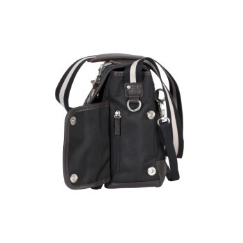 Eine stilvolle schwarze Tragetasche für Haustiere mit einem Reißverschluss oben, Seitentaschen und einem abnehmbaren Schultergurt, mit silbernen Beschlägen.