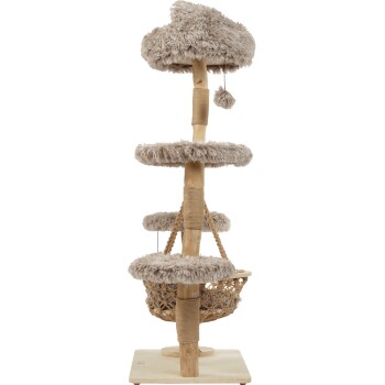 Arbre à chat beige à plusieurs niveaux avec plateformes en peluche, poteaux en sisal, pompons suspendus et panier tissé sur base en bois.