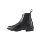 Schwarze Reitstiefel mit elastischen Seitenpaneelen und einer Zuglasche, mit einer abgerundeten Zehe und einem niedrigen Absatz.