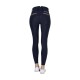Marineblaue Reitleggings mit strukturiertem Sitz, mit hohem Bund und dekorativen Nähten, getragen mit weißen Sneakers.