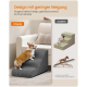 Corgi auf grauen Haustiertreppen neben dem Sofa; deutscher Text 'Design mit geringer Neigung', Buttons 'Unsere' und 'Andere'.