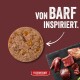 Rundes Nassfutter-Patty mit orangefarbenen Stücken, rohem Fleisch auf Schiefer, Pfeil, Text 'VON BARF INSPIRIERT.' und FLEISCHESLUST-Logo.
