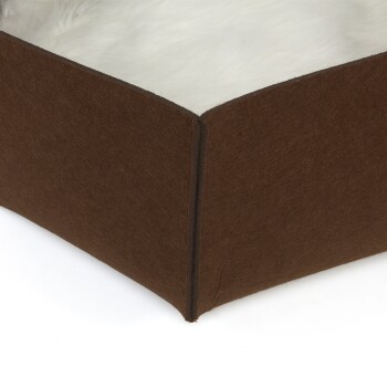 Braches Haustierbett mit einem weichen weißen Innenraum, das eine Detailansicht der Ecke und einen strukturierten Stoff zeigt.