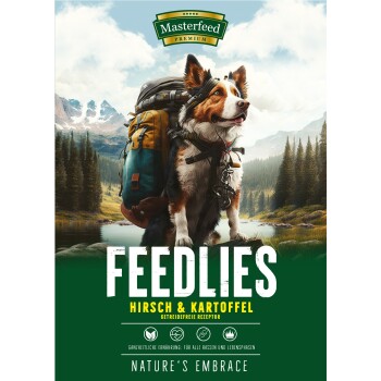 Ein Hund mit einem Rucksack in einer malerischen Umgebung, mit Bergen und einem See im Hintergrund. Etikett liest "FEEDLIES HIRSCH & KARTOFFEL."