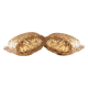 Close-up van een gesplitste huisdiertraktatie, die de textuur, gouden-brown buitenkant en zachte, lichtgekleurde binnenkant toont.