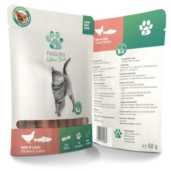Die Verpackung von Fellicita Feline Sticks zeigt eine verspielte Katze, beschriftet mit "Huhn & Lachs", 50g, mit Nährwertinformationen.