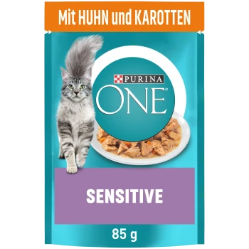 Purina ONE Katzenfutterpaket mit einer grauen getigerten Katze, mit dem Text "Mit HUHN und KAROTTEN" und "SENSITIVE" auf einem lila Hintergrund, 85 g.