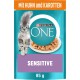 Purina ONE kattenvoer verpakking met een grijze tabby kat, met tekst "Mit HUHN und KAROTTEN" en "SENSITIVE" op een paarse achtergrond, 85 g.