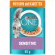 Paquet de nourriture pour chat Purina ONE avec un chat tigré gris, avec le texte "Mit HUHN und KAROTTEN" et "SENSITIVE" sur un fond violet, 85 g.