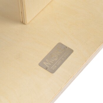 Holz-Haustierzubehör mit einem Metalletikett mit der Aufschrift "MORE for cats & dogs", befestigt mit zwei Schrauben.