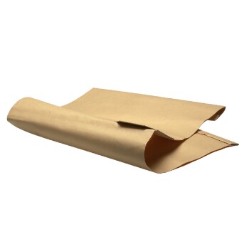 Ein zerknittertes Stück braunes Kraftpapier, das flach liegt, ohne sichtbaren Text oder Bilder.