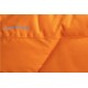 Nahaufnahme einer orangefarbenen Hundejacke mit dem Markennamen "RUFFWEAR" in silberner Schrift.