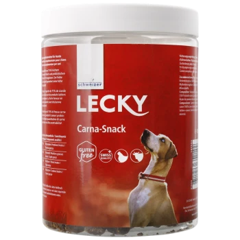 Transparenter Behälter mit LECKY Carna-Snack für Hunde, mit einem braunen und roten Etikett, das "Glutenfrei" und "Schweizer Qualität" angibt.