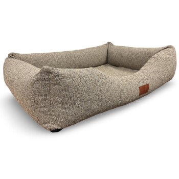 Beiges eckiges Hundebett aus Tweed mit erhöhten, gepolsterten Seiten, niedriger Frontöffnung und braunem Leder-Logopatch an der Seite.