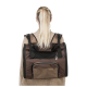 Eine Frau mit langen blonden Haaren trägt einen braunen Haustiertrage-Rucksack, der mit Netzpaneelen und mehreren Reißverschlusstaschen ausgestattet ist.