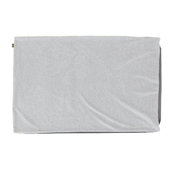 Grau Haustierdecke mit glatter Textur, mit einem subtilen Falten und einem kleinen Etikett in einer Ecke.