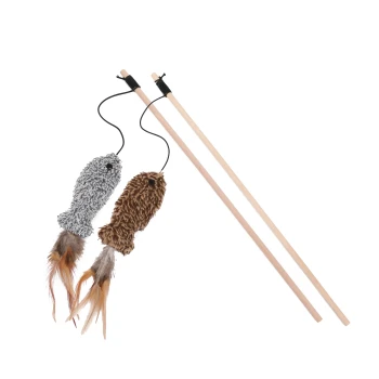 Katzenspielzeug-Angelrute mit zwei Plüschfischen, einem grauen und einem braunen, jeweils mit Feder-Schwänzen, auf einem weißen Hintergrund.