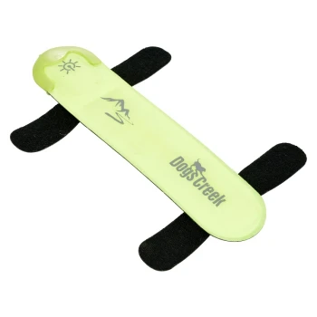 Jouet pour chien vert de Dog's Creek, en forme de bâton avec des extrémités en tissu noir pour une meilleure prise, avec un design de soleil et de montagne.