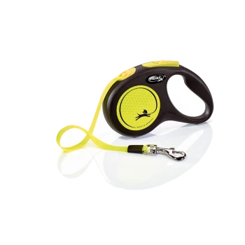 Une laisse rétractable pour chien avec une poignée noire et une sangle jaune vif, présentant un design en nid d'abeille et un clip en métal.