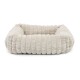 Beiges rechteckiges Plüschhaustierbett mit gerippter Textur, entworfen für kleine Hunde oder Katzen, auf weißem Hintergrund.