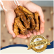 Ein Paar Hände hält mehrere Stücke Hundeleckerlis, mit einem Badge-Overlay, das 'Beste Qualität' und '15 Jahre' auf Deutsch angibt.
