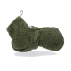 Olivgrüner Sherpa-Hundemantel mit verstellbarem Riemen und kleinem weißen Etikett mit teilweise sichtbarem schwarzem Text.