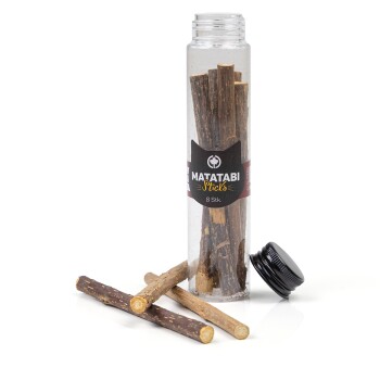Matatabi-Stäbchen in einem klaren Behälter, mit einem schwarzen Etikett, das "MATATABI Sticks" und "8 Stk" angibt, umgeben von einigen Stäbchen auf einem weißen Hintergrund.