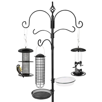 Premium Futterstation 235cm - Komplett-Set, Schwarz Ein schwarzer Metallvogelhausständer mit Haken, ausgestattet mit einem Netzfutterspender, einem Fettfutterspender, einem Kolibri-Futterspender und einer Wasserschale, mit einem Vogel, der sitzt.
