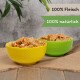 Zwei Schalen mit Tierfutter, eine gelbe und eine grüne, gefüllt mit einer fleischbasierten Mischung, mit dem Text "100% Fleisch" und "100% natürlich."