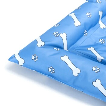 Blaue Tierliege mit weißen Knochen- und Pfotenabdruckmustern, mit einem gepolsterten Design für Komfort.